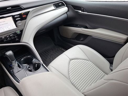 Used 2019 Toyota Camry SE image 16