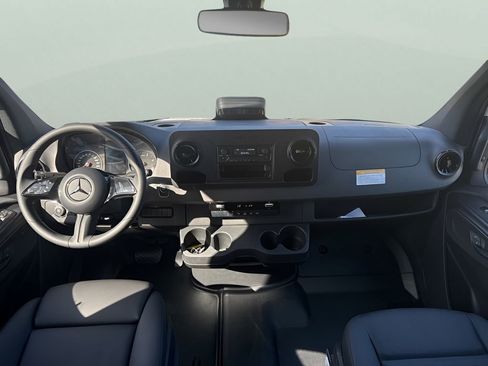 Used 2025 Mercedes-Benz Sprinter 2500 image 10