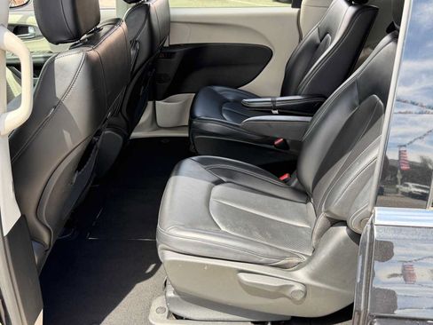 Used 2023 Chrysler Pacifica Touring-L FWD image 25