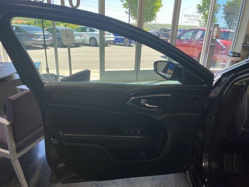 Used 2016 Chrysler 200 Limited FWD image 13