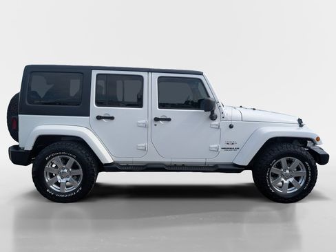 Used 2016 Jeep Wrangler Unlimited Sahara w/ Connectivity Group AWD/4WD image 3