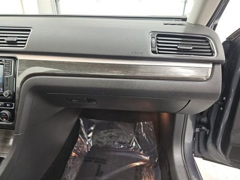 Used 2017 Volkswagen Passat 1.8T SEL Premium image 41