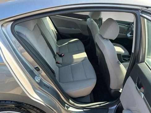 Used 2019 Hyundai Elantra SE FWD image 12
