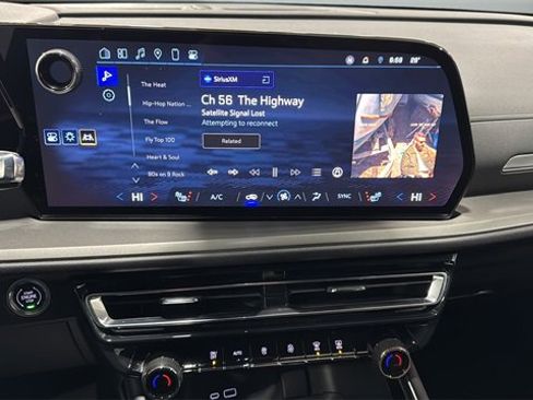 Used 2025 Chevrolet Traverse LT image 16