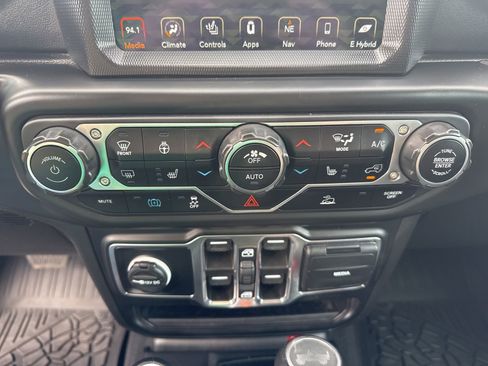 Used 2023 Jeep Wrangler Unlimited Sahara w/ Cold Weather Group AWD/4WD image 24