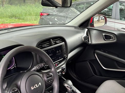Used 2025 Kia Soul LX w/ LX Technology Package FWD image 32