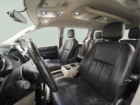 Used 2016 Chrysler Town & Country Touring FWD image 11
