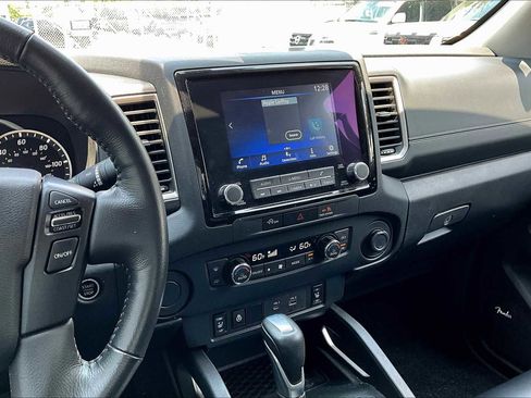 Used 2024 Nissan Frontier SL image 6
