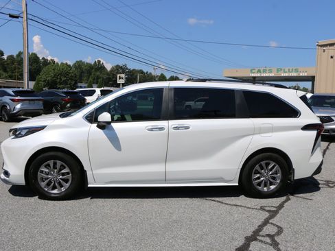 Used 2024 Toyota Sienna XLE w/ XLE Plus Package FWD image 2