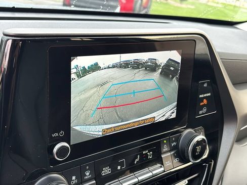 Used 2023 Toyota Highlander XLE AWD/4WD image 22