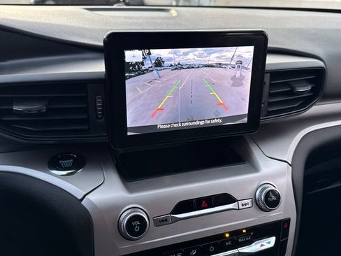 Used 2022 Ford Explorer XLT image 11