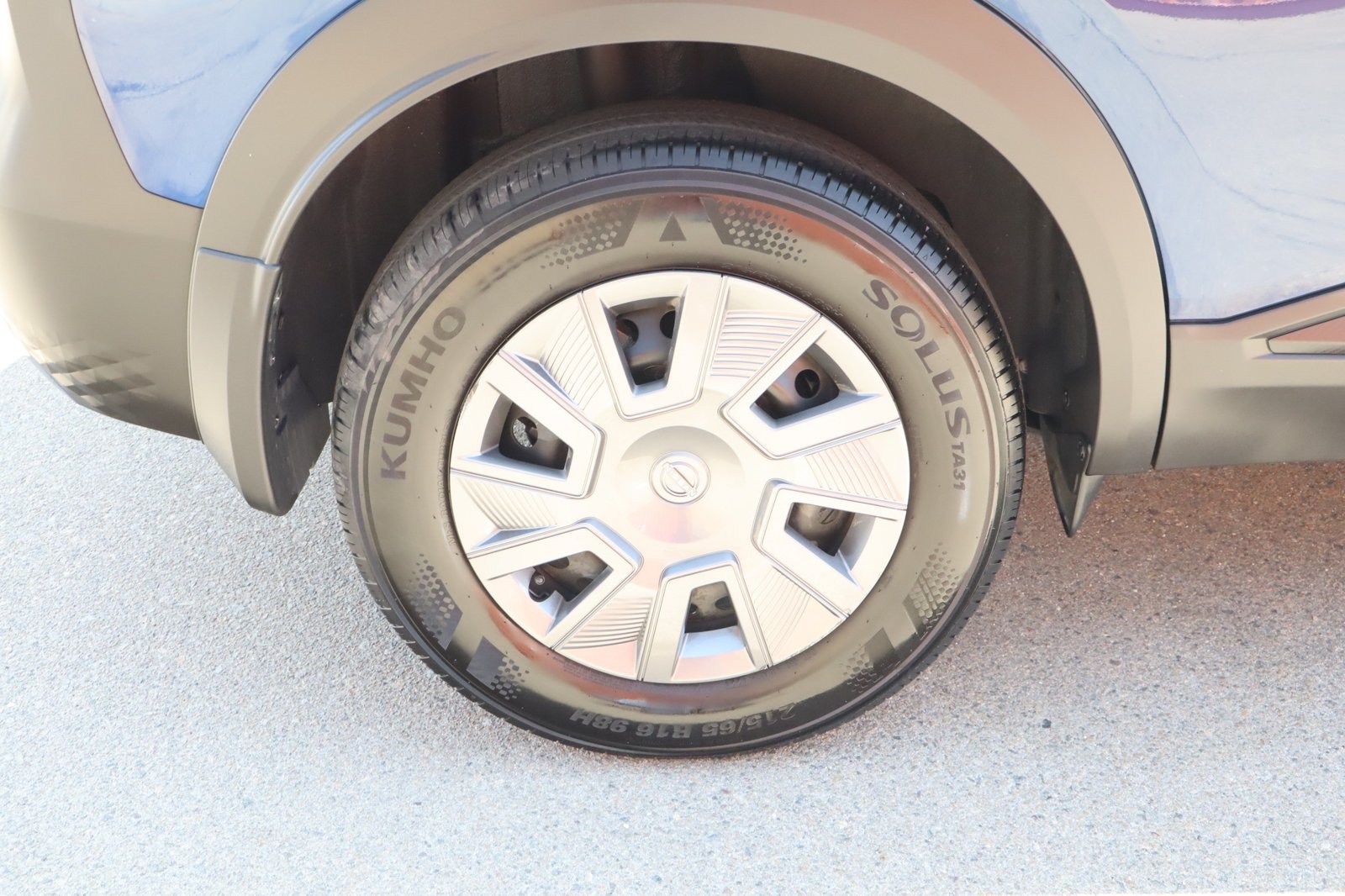 Used 2025 Nissan Kicks S FWD image 11