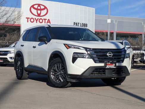 Used 2025 Nissan Rogue S image 2