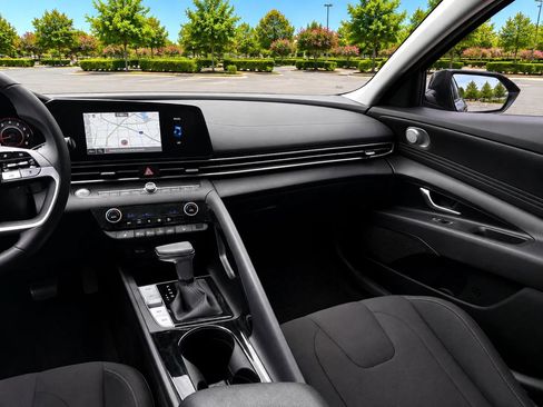 Used 2023 Hyundai Elantra SEL w/ Convenience Package FWD image 17