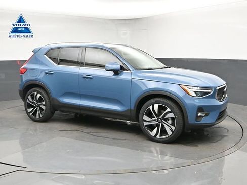 Used 2023 Volvo XC40 B5 Plus w/ Driver Assist Package AWD/4WD image 1