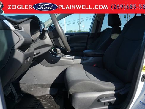 Used 2021 Toyota RAV4 LE AWD/4WD image 16