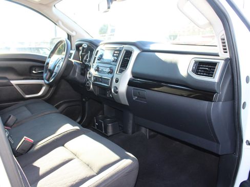Used 2017 Nissan Titan SV image 16
