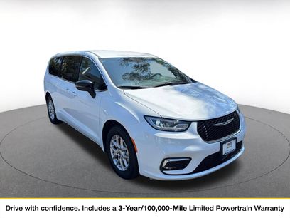 Used 2025 Chrysler Pacifica Select