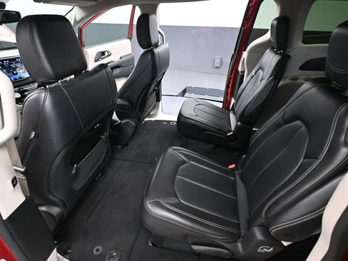 Used 2024 Chrysler Pacifica Touring-L FWD image 35