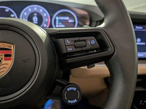 Used 2025 Porsche Cayenne image 33