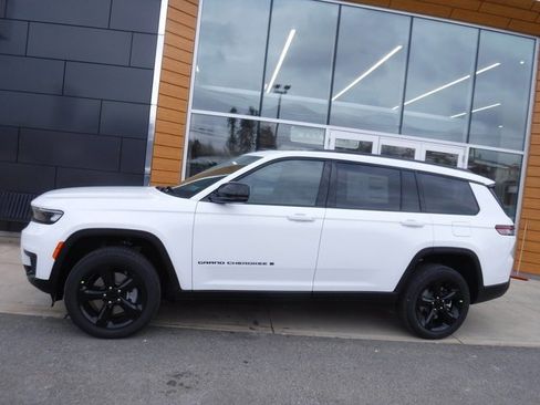 New 2025 Jeep Grand Cherokee L Altitude image 2