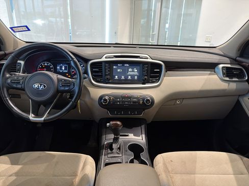 Used 2017 Kia Sorento LX w/ LX Convenience Package image 14