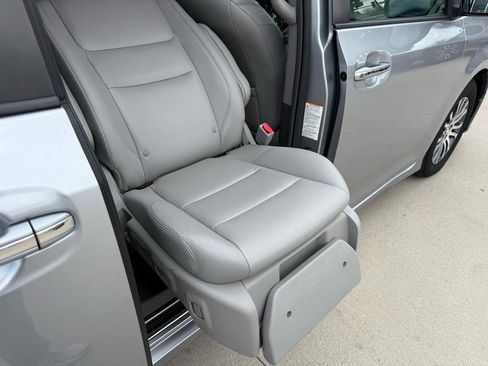 Used 2018 Toyota Sienna XLE w/ Entertainment Package FWD image 19