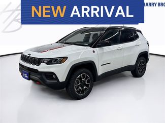 Used 2025 Jeep Compass Trailhawk AWD/4WD video 1