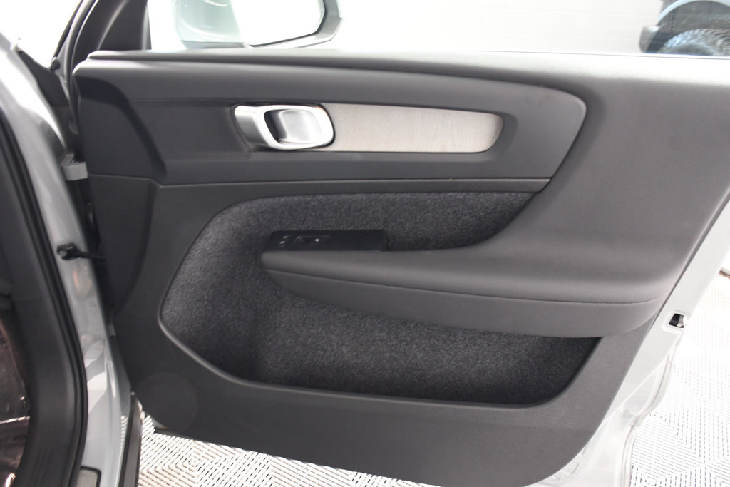Used 2025 Volvo XC40 B5 Plus AWD/4WD image 18