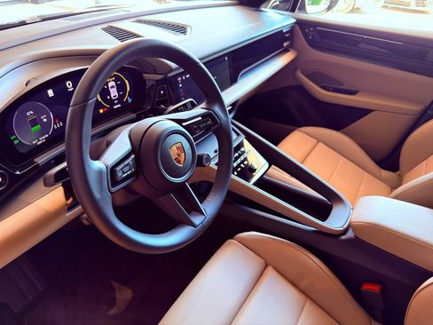 Certified 2025 Porsche Macan 4 Electric AWD/4WD image 4