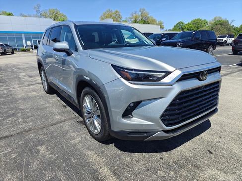 Used 2024 Toyota Grand Highlander AWD image 3