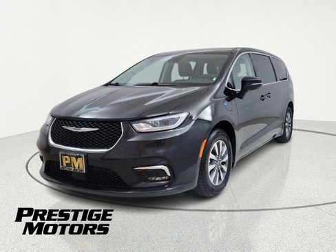 Used 2023 Chrysler Pacifica Touring-L FWD image 3