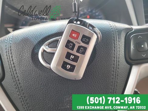 Used 2017 Toyota Sienna XLE Premium FWD image 32