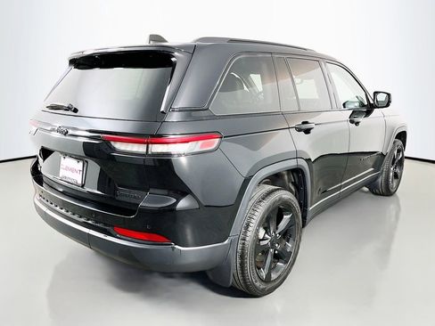 Used 2023 Jeep Grand Cherokee Limited w/ Black Appearance Package AWD/4WD image 7