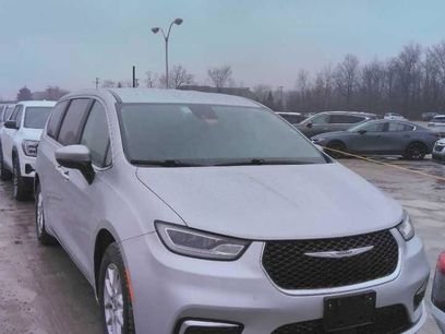 Used 2023 Chrysler Pacifica Touring-L