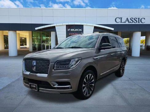 Used 2018 Lincoln Navigator Select RWD image 3