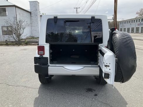 Used 2016 Jeep Wrangler Unlimited Sahara w/ Connectivity Group AWD/4WD image 10