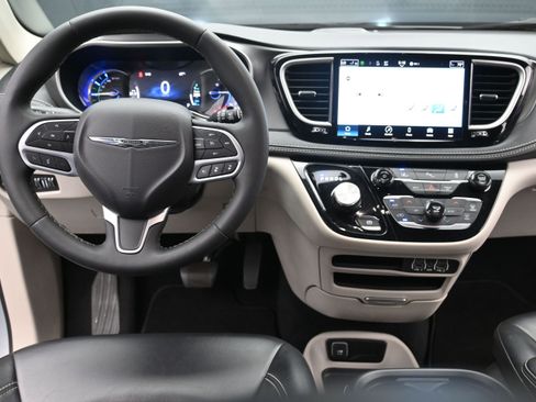 Used 2023 Chrysler Pacifica Touring-L FWD image 20