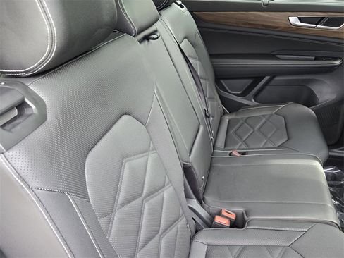 Certified 2025 Volkswagen Atlas SE w/ Panoramic Sunroof Package image 17