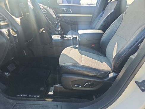 Used 2017 Ford Explorer XLT w/ Equipment Group 202A AWD/4WD image 15
