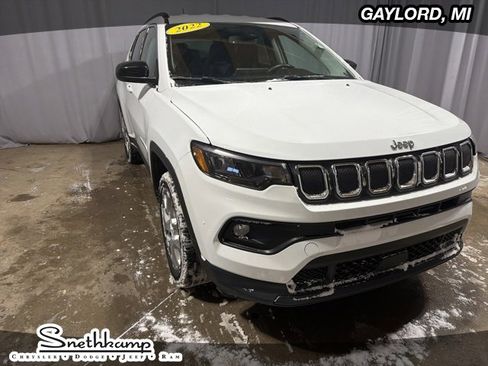 Used 2022 Jeep Compass Latitude image 2