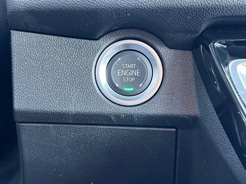 Used 2025 Chevrolet Traverse LT FWD image 32
