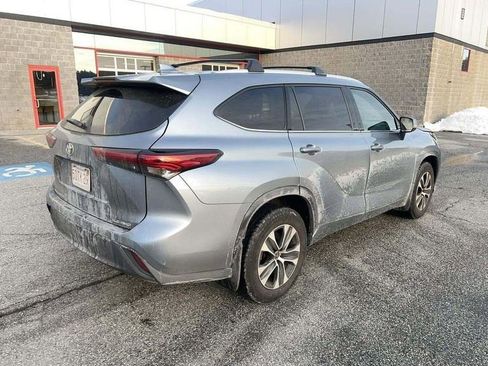 Used 2022 Toyota Highlander XLE image 3