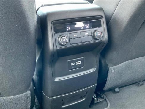 Used 2023 GMC Acadia SLE image 32