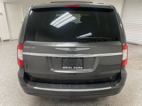 Used 2016 Chrysler Town & Country Touring image 6