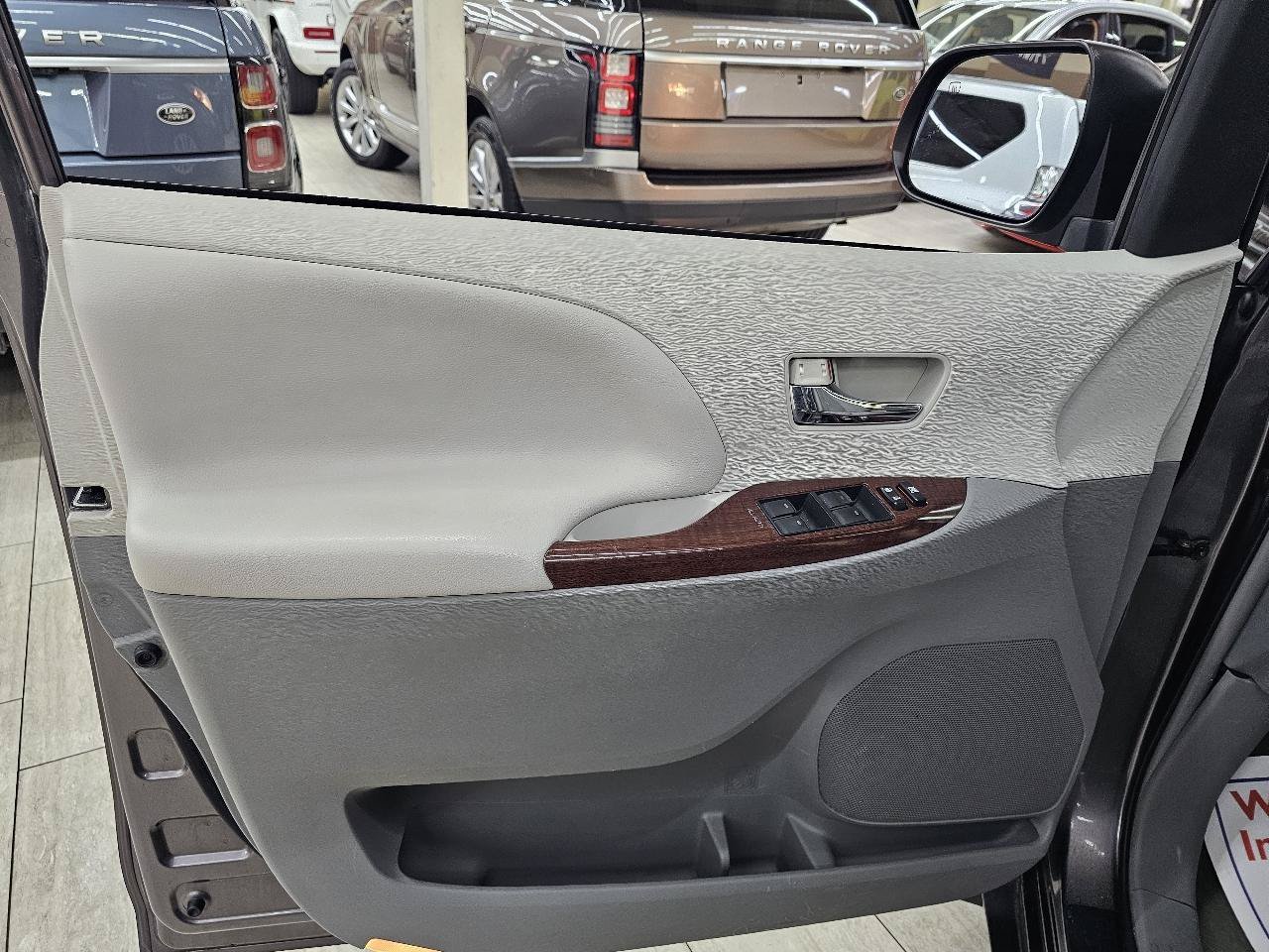 Used 2013 Toyota Sienna XLE FWD image 43