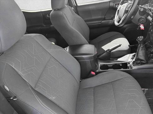 Used 2017 Toyota Tacoma TRD Sport w/ Premium & Technology Package image 19