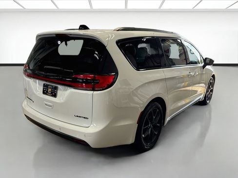 Used 2025 Chrysler Pacifica Limited FWD image 5