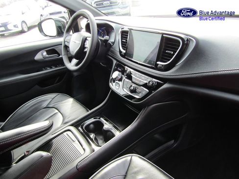 Used 2025 Chrysler Pacifica Limited FWD image 21