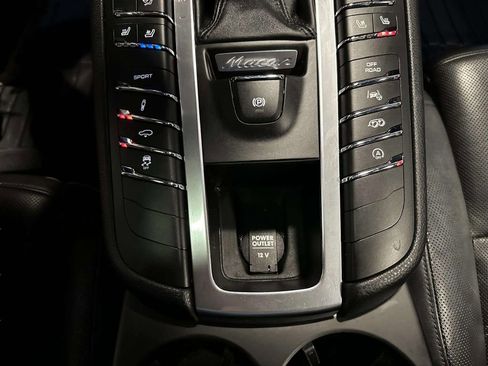 Used 2015 Porsche Macan Turbo AWD/4WD image 32